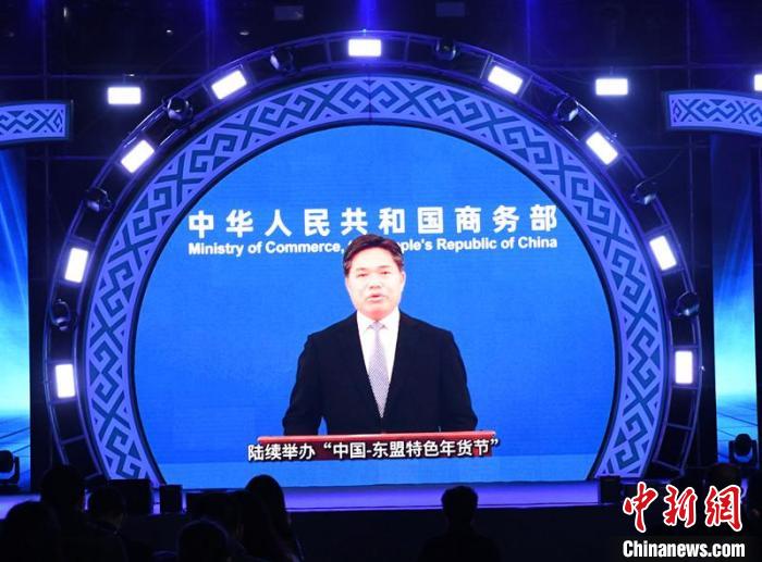 图为盛秋平发表视频致辞。