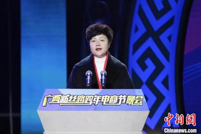 图为蔡丽新在活动中致辞。